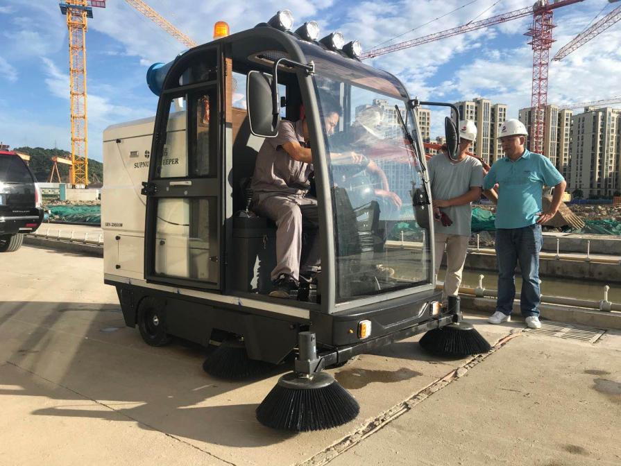 北京龙海市电动清扫车：现代城市清洁的新解决方案